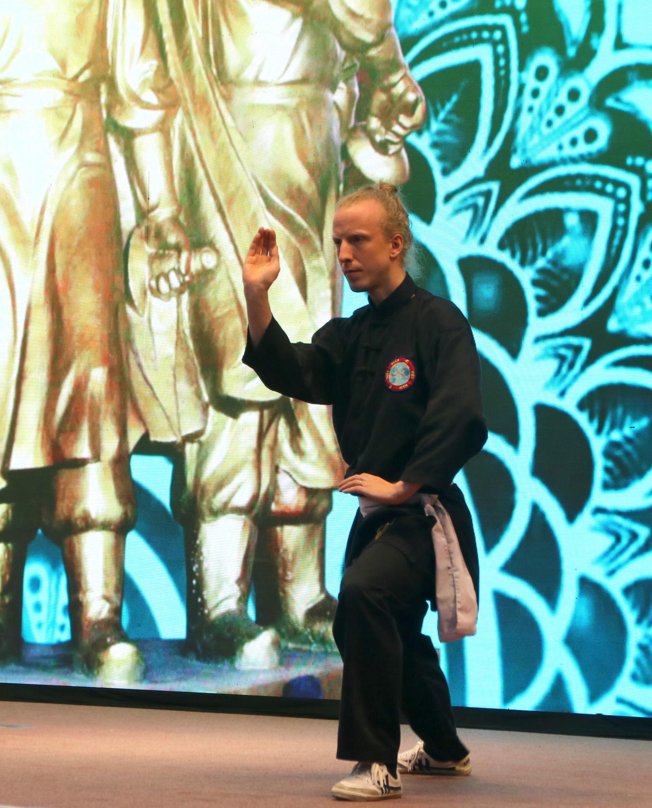 Người nước ngoài múa võ đi quyền ở miền đất võ Bình Định