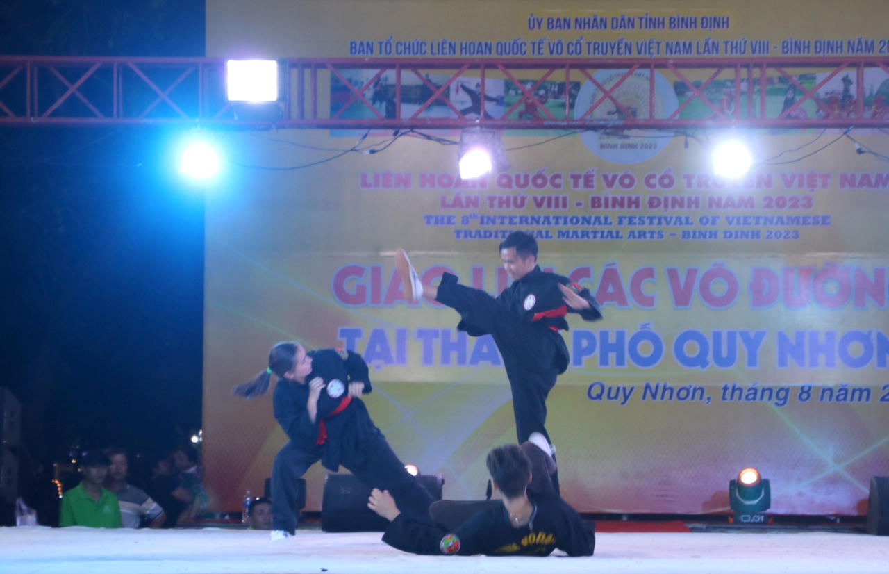 Người nước ngoài múa võ đi quyền ở miền đất võ Bình Định