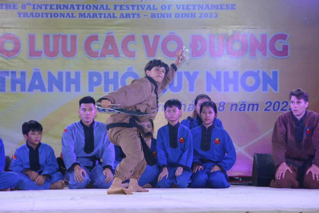 Người nước ngoài múa võ đi quyền ở miền đất võ Bình Định