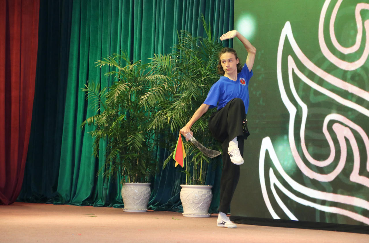 Người nước ngoài múa võ đi quyền ở miền đất võ Bình Định