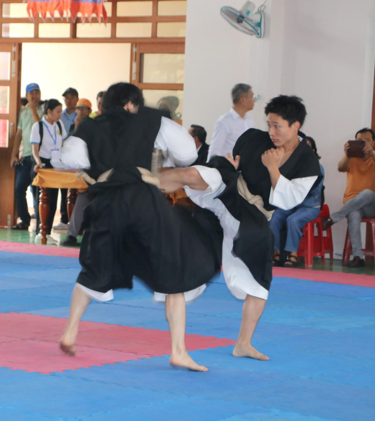 Người nước ngoài múa võ đi quyền ở miền đất võ Bình Định