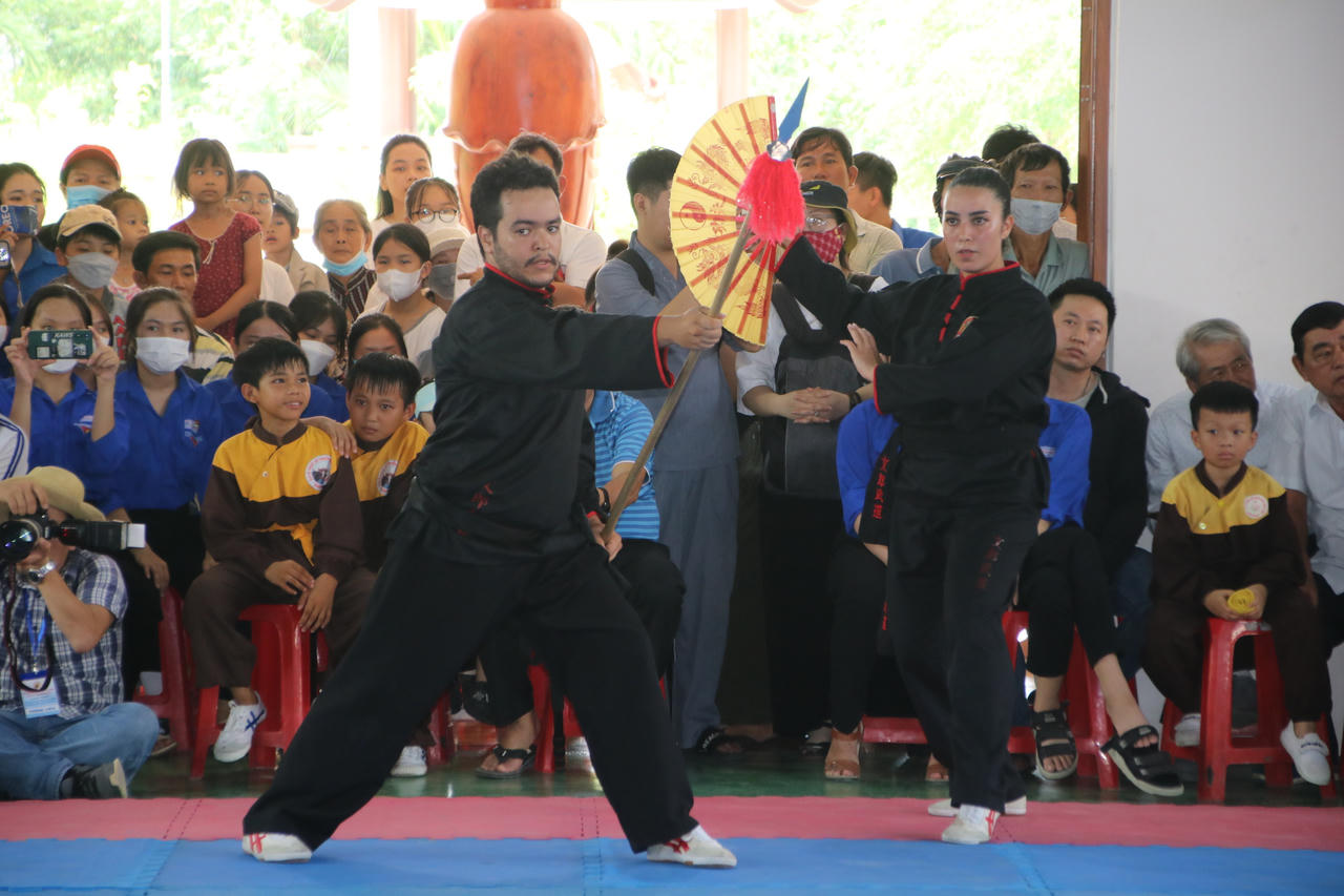 Người nước ngoài múa võ đi quyền ở miền đất võ Bình Định