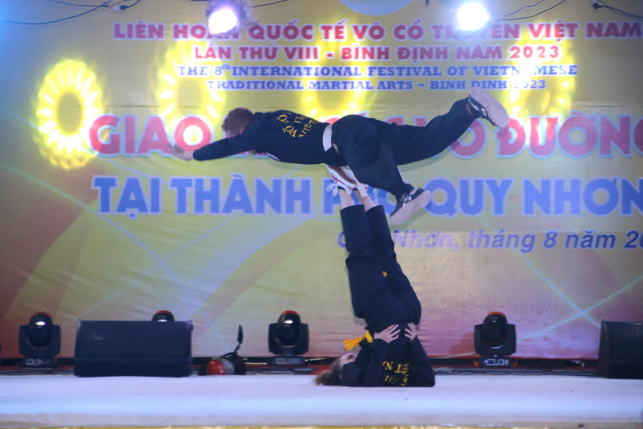 Người nước ngoài múa võ đi quyền ở miền đất võ Bình Định