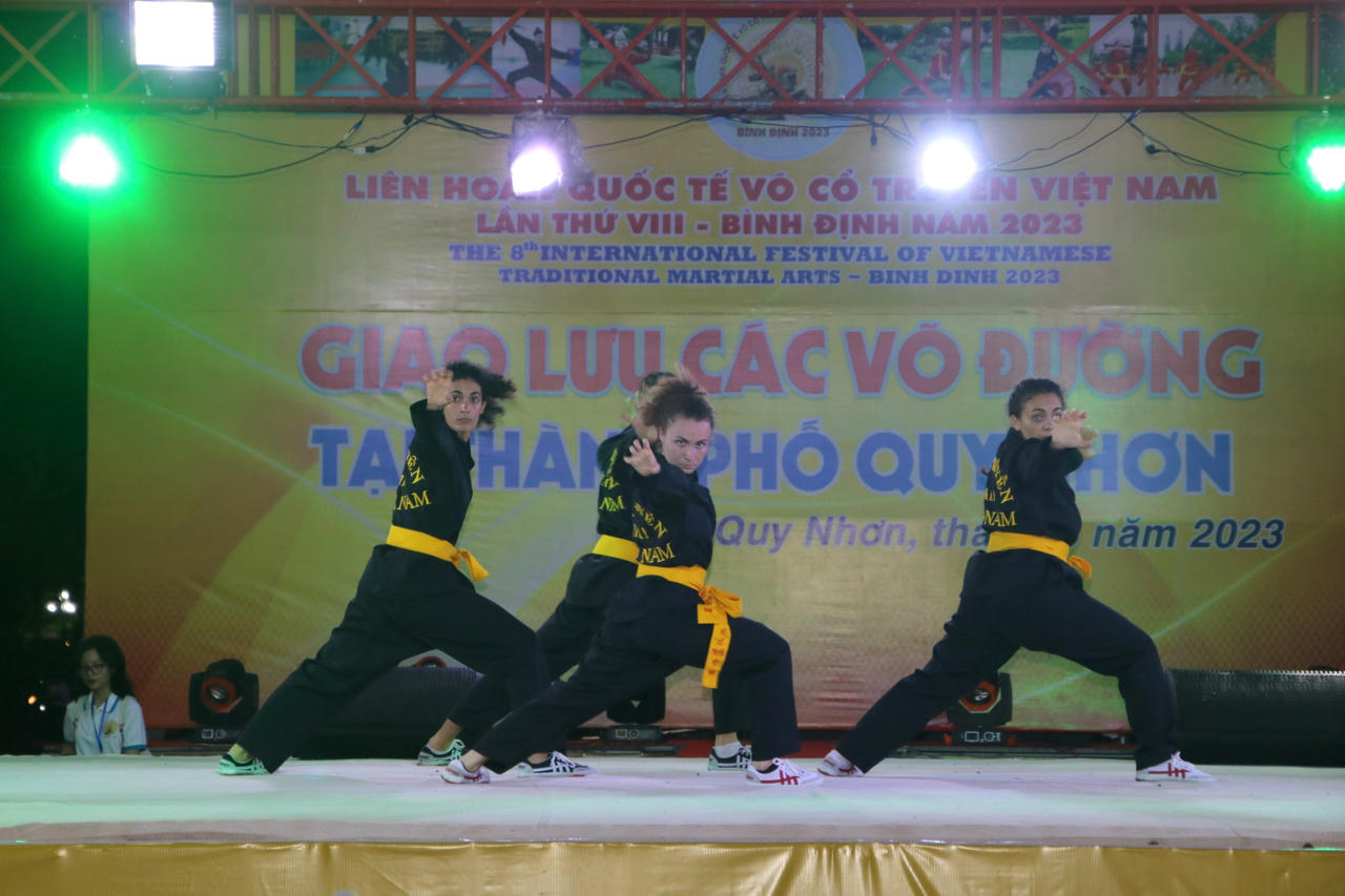 Người nước ngoài múa võ đi quyền ở miền đất võ Bình Định