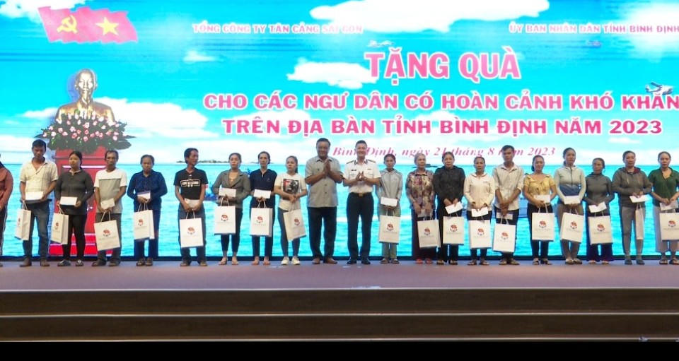 Hải quân nhận đỡ đầu con ngư dân có hoàn cảnh đặc biệt khó khăn ở Bình Định