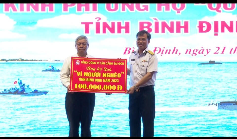 Hải quân nhận đỡ đầu con ngư dân có hoàn cảnh đặc biệt khó khăn ở Bình Định