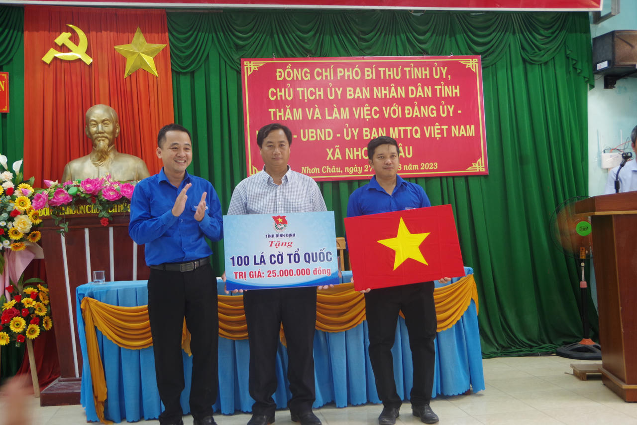 Chủ tịch tỉnh Bình Định thăm, tặng quà cán bộ chiến sĩ và Nhân dân đảo Nhơn Châu 