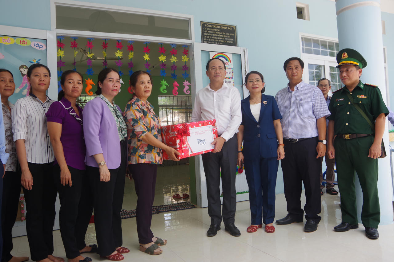 Chủ tịch tỉnh Bình Định thăm, tặng quà cán bộ chiến sĩ và Nhân dân đảo Nhơn Châu 