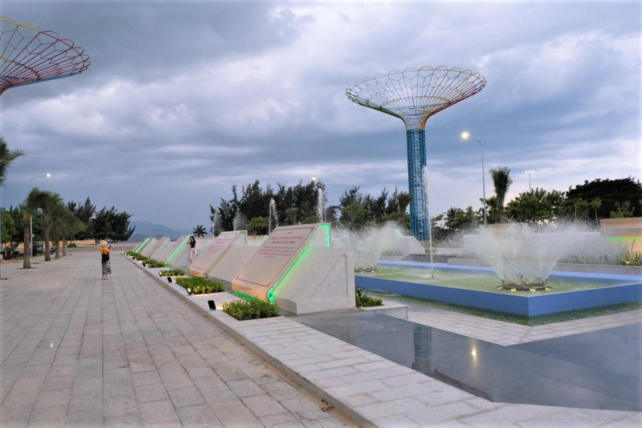 Độc đáo Hồ phun nước 16 mặt đá gắn với 16 sự kiện lịch sử tỉnh Ninh Thuận 