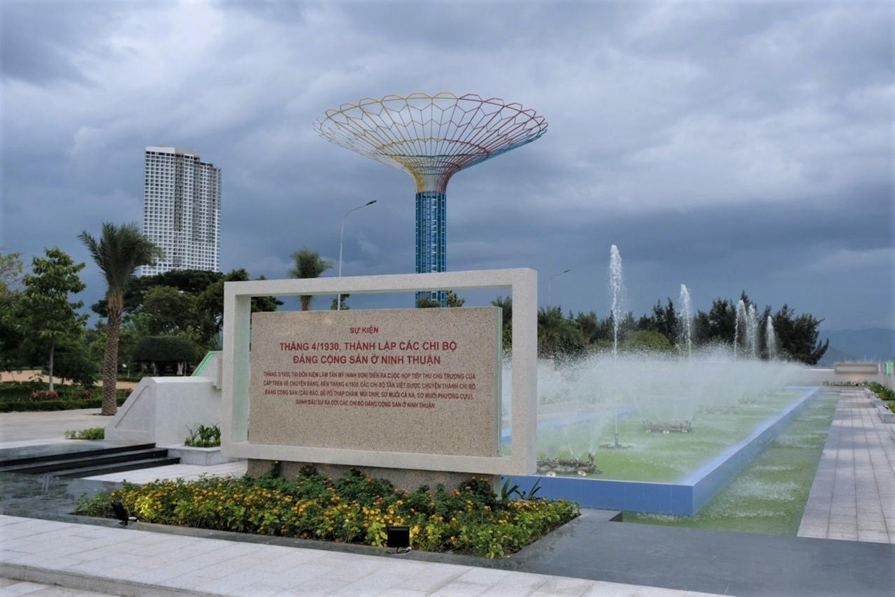 Độc đáo Hồ phun nước 16 mặt đá gắn với 16 sự kiện lịch sử tỉnh Ninh Thuận 