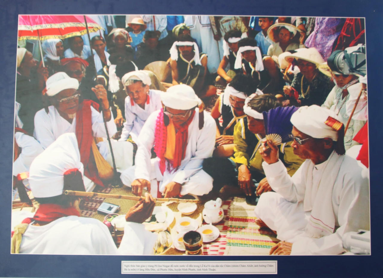 Trưng bày 200 bức ảnh chủ đề “Các dân tộc thiểu số miền Trung đồng hành cùng sự phát triển của đất nước”