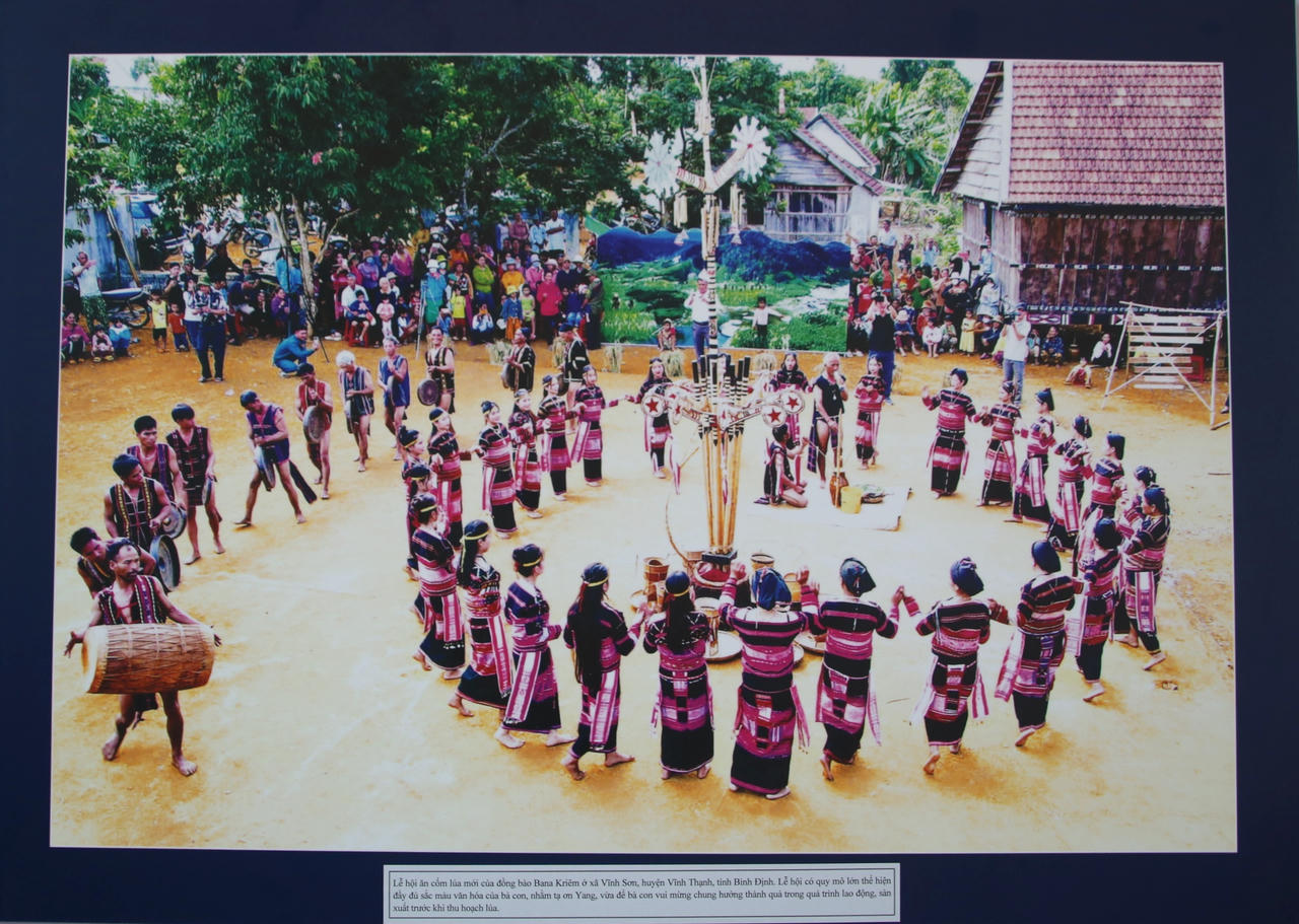 Trưng bày 200 bức ảnh chủ đề “Các dân tộc thiểu số miền Trung đồng hành cùng sự phát triển của đất nước”