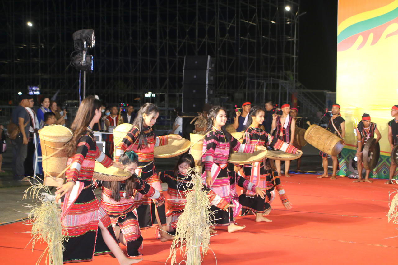 Bình Định xây dựng sản phẩm phục vụ phát triển du lịch từ Lễ hội ăn cốm lúa mới của đồng bào Bahnar Kriêm