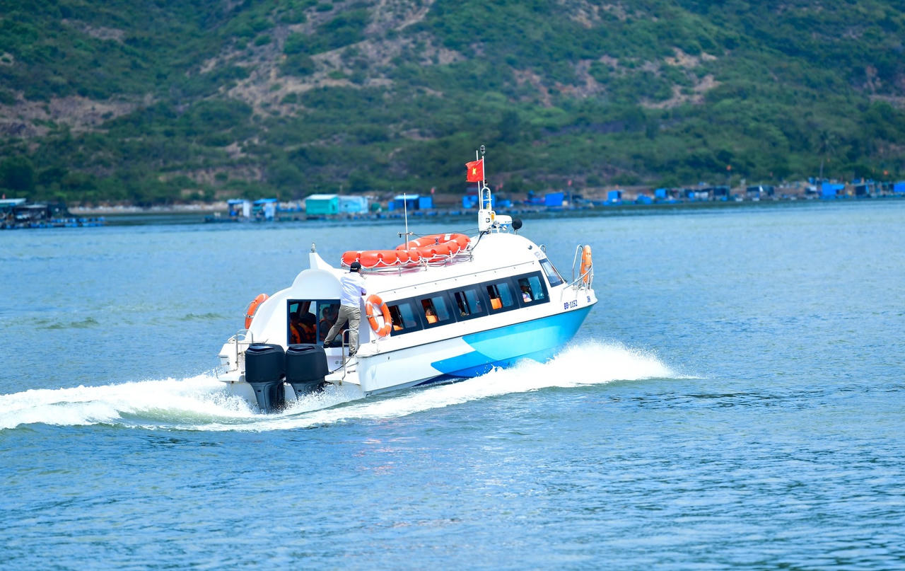Người dân xã đảo Nhơn Châu được đi ca nô miễn phí vào đất liền 