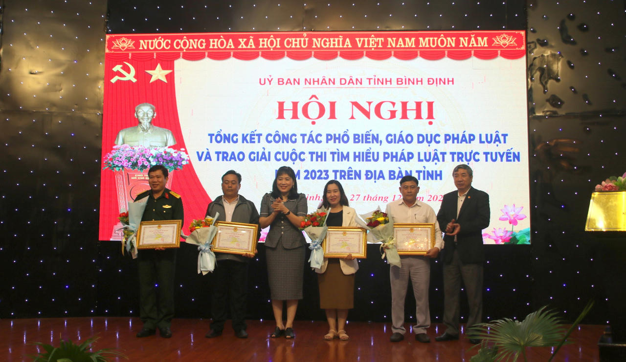 Trao giải cuộc thi Tìm hiểu pháp luật trực tuyến năm 2023 trên địa bàn tỉnh Bình Định