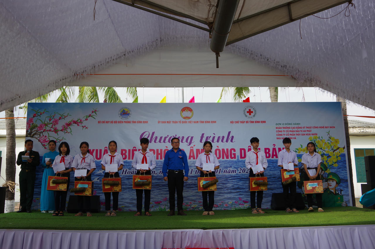 BĐBP tỉnh Bình Định tổ chức chương trình "Xuân Biên phòng ấm lòng dân bản"