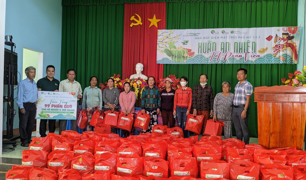 Trao 258 suất quà Tết cho các hộ nghèo, cận nghèo ở Bình Định