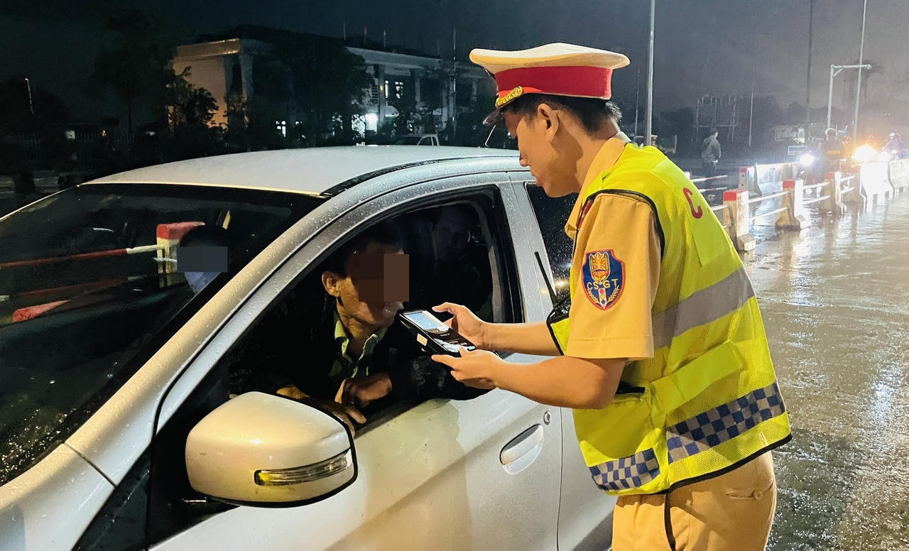 Theo chân CSGT Bình Định bắt “ma men” vi phạm giao thông