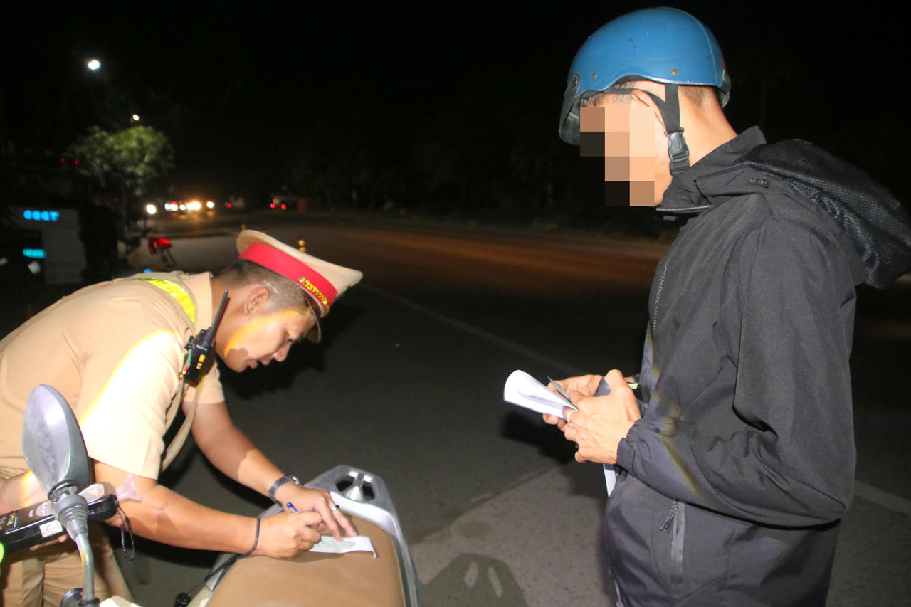Theo chân CSGT Bình Định bắt “ma men” vi phạm giao thông