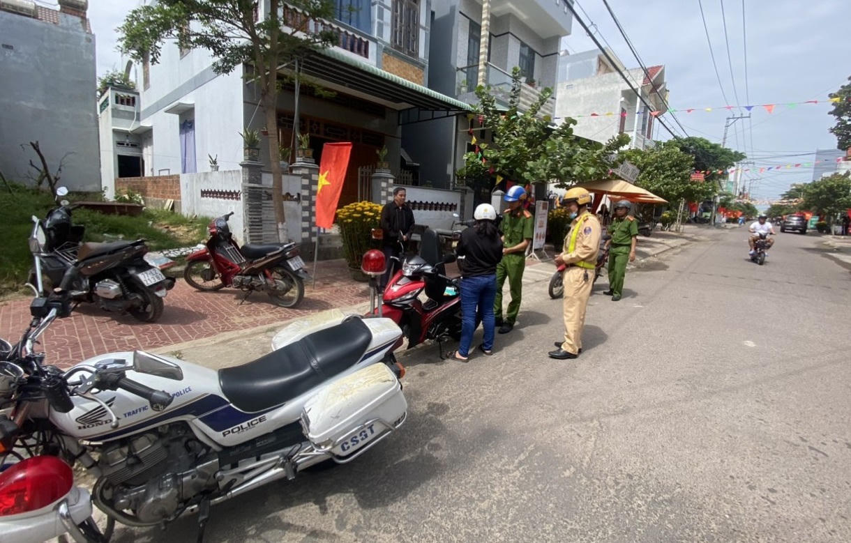 CSGT Quy Nhơn quyết liệt xử lý vi phạm nồng độ cồn