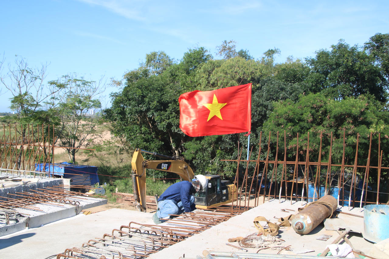 Công trường cao tốc Bắc - Nam đoạn qua Phú Yên sôi nổi những ngày đầu xuân