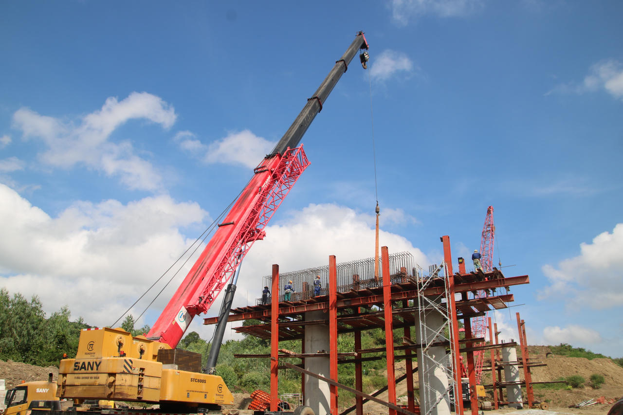 Công trường cao tốc Bắc - Nam đoạn qua Phú Yên sôi nổi những ngày đầu xuân