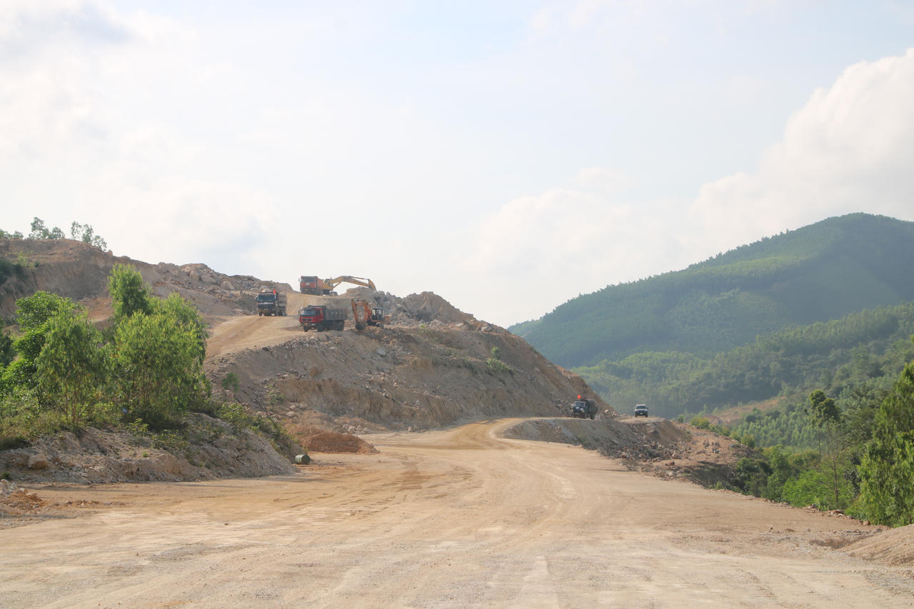 Công trường cao tốc Bắc - Nam đoạn qua Phú Yên sôi nổi những ngày đầu xuân