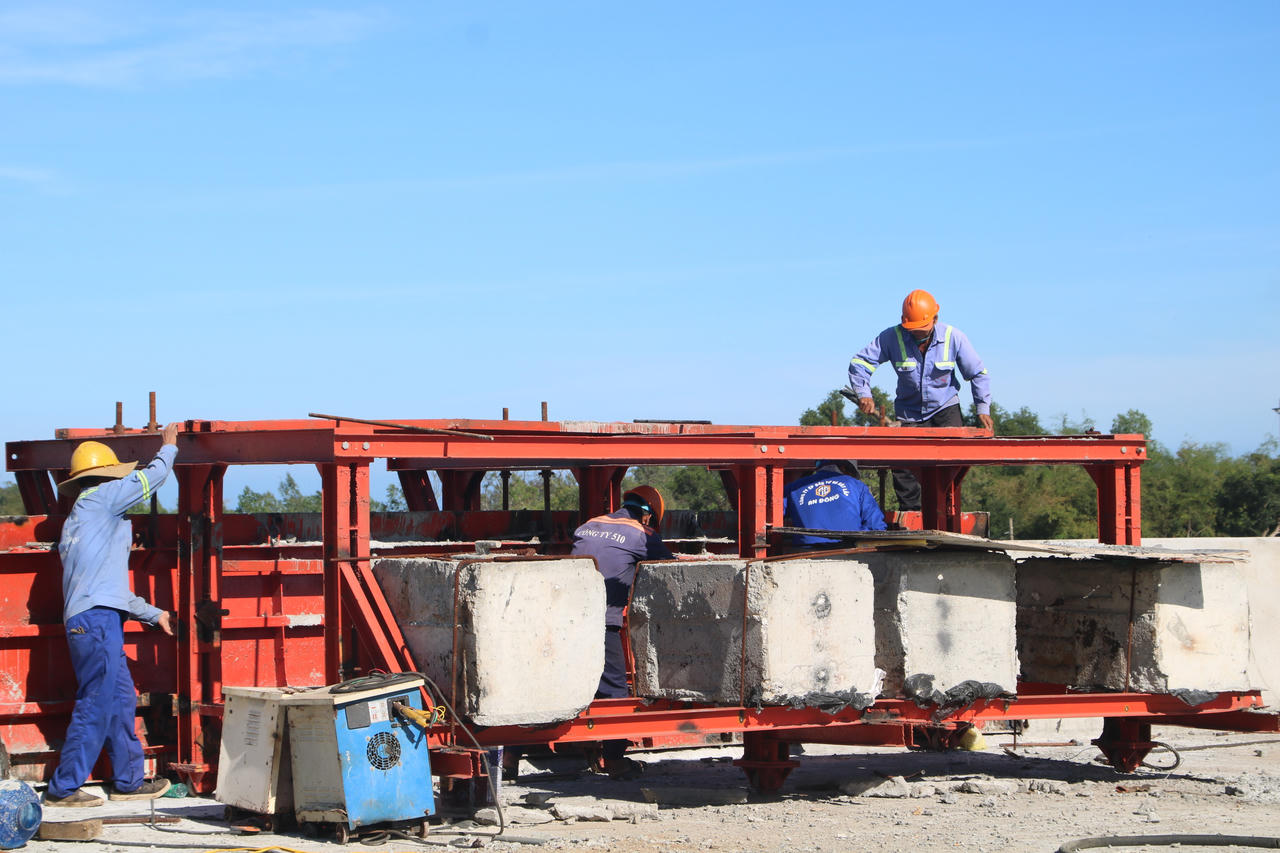 Công trường cao tốc Bắc - Nam đoạn qua Phú Yên sôi nổi những ngày đầu xuân