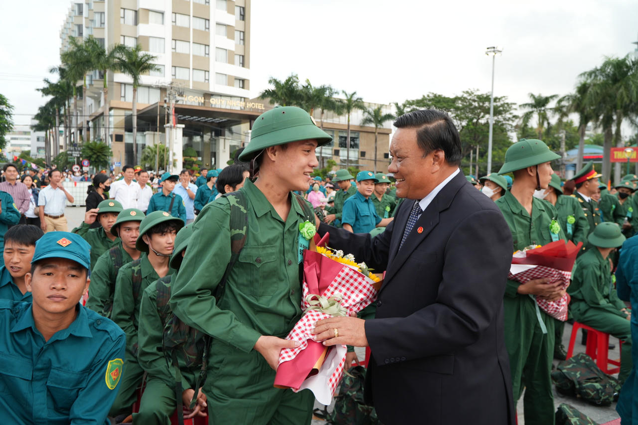 Rộn ràng cảnh thanh niên Hà Nội và các tỉnh, thành lên đường tòng quân