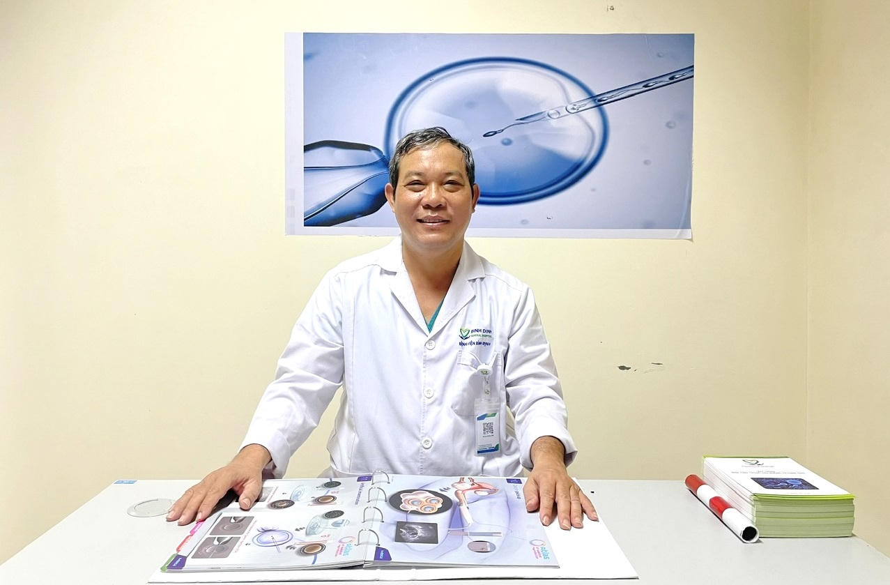 Nam bác sĩ mang hạnh phúc đến với những gia đình hiếm muộn