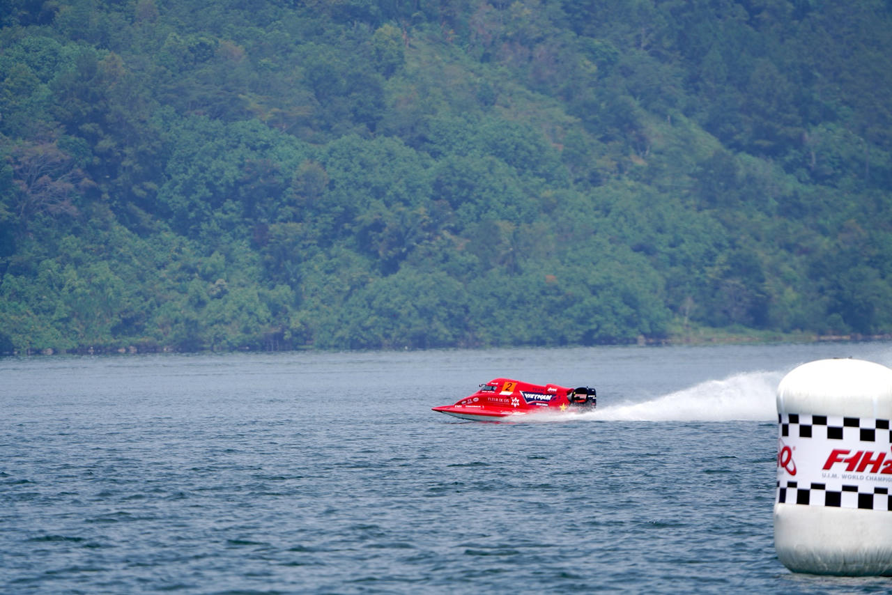 Đội F1H2O Bình Định - Việt Nam đứng đầu bảng phân hạng trong ngày đầu tham dự UIM F1H2O Grand Prix of Indonesia 