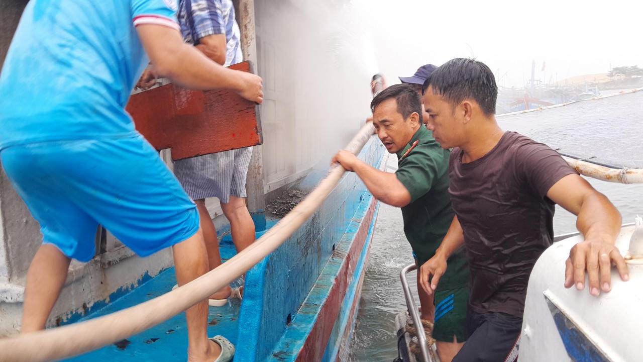 Bình Định: Cứu hộ cứu nạn thành công tàu cá bị cháy khi neo đậu trên biển