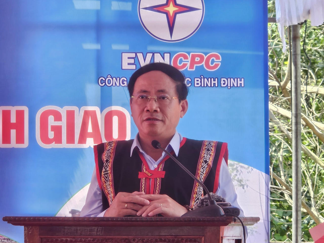 Làng Canh Giao đón điện lưới sau 49 năm thống nhất đất nước