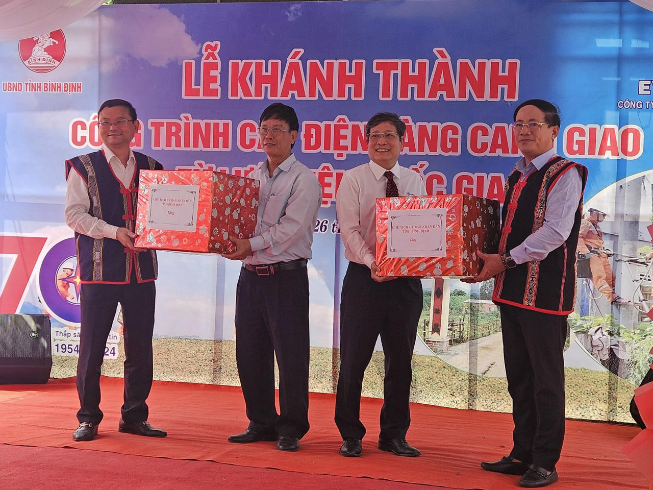 Làng Canh Giao đón điện lưới sau 49 năm thống nhất đất nước