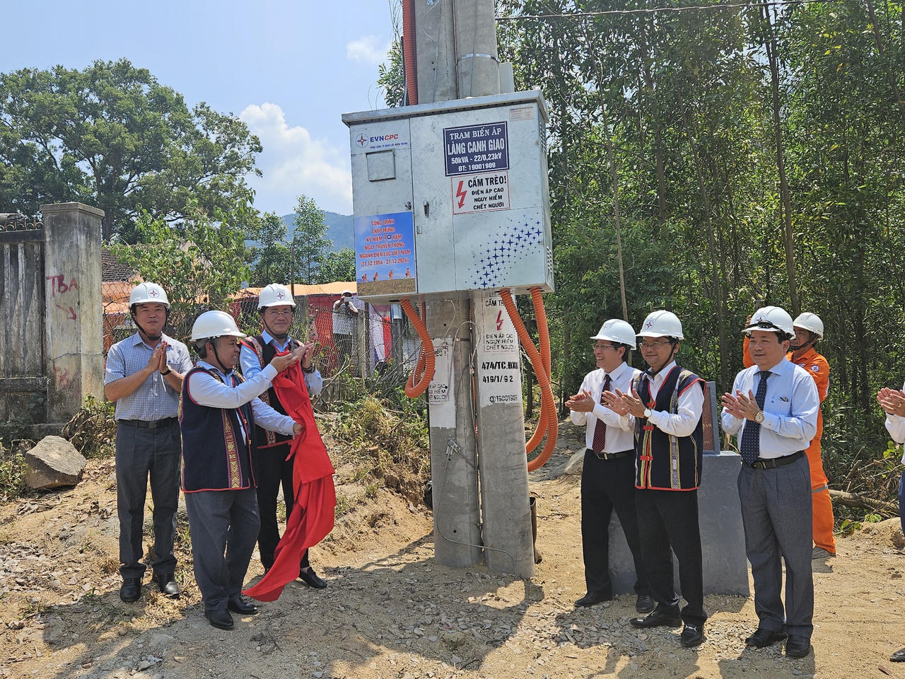 Làng Canh Giao đón điện lưới sau 49 năm thống nhất đất nước