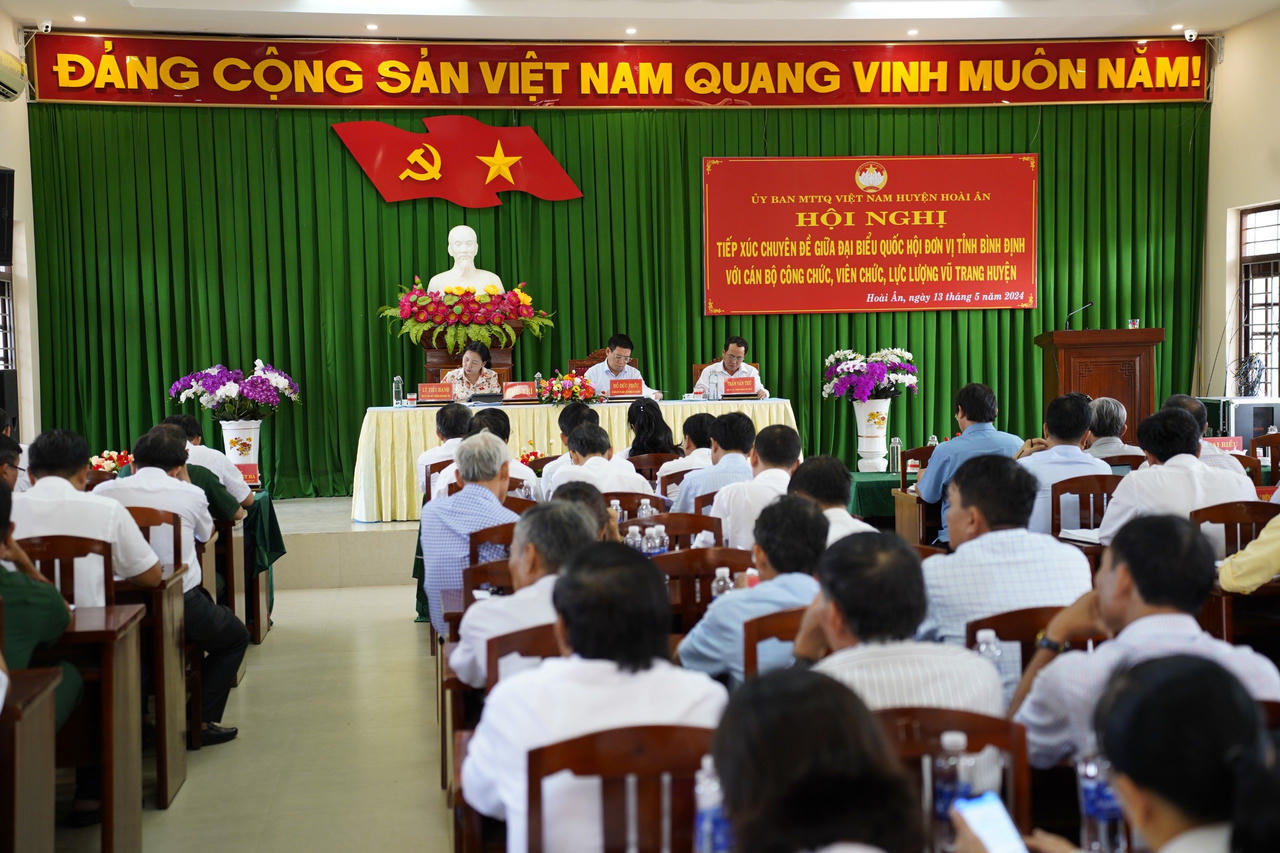 Bộ trưởng Bộ Tài chính Hồ Đức Phớc tiếp xúc cử tri tỉnh Bình Định