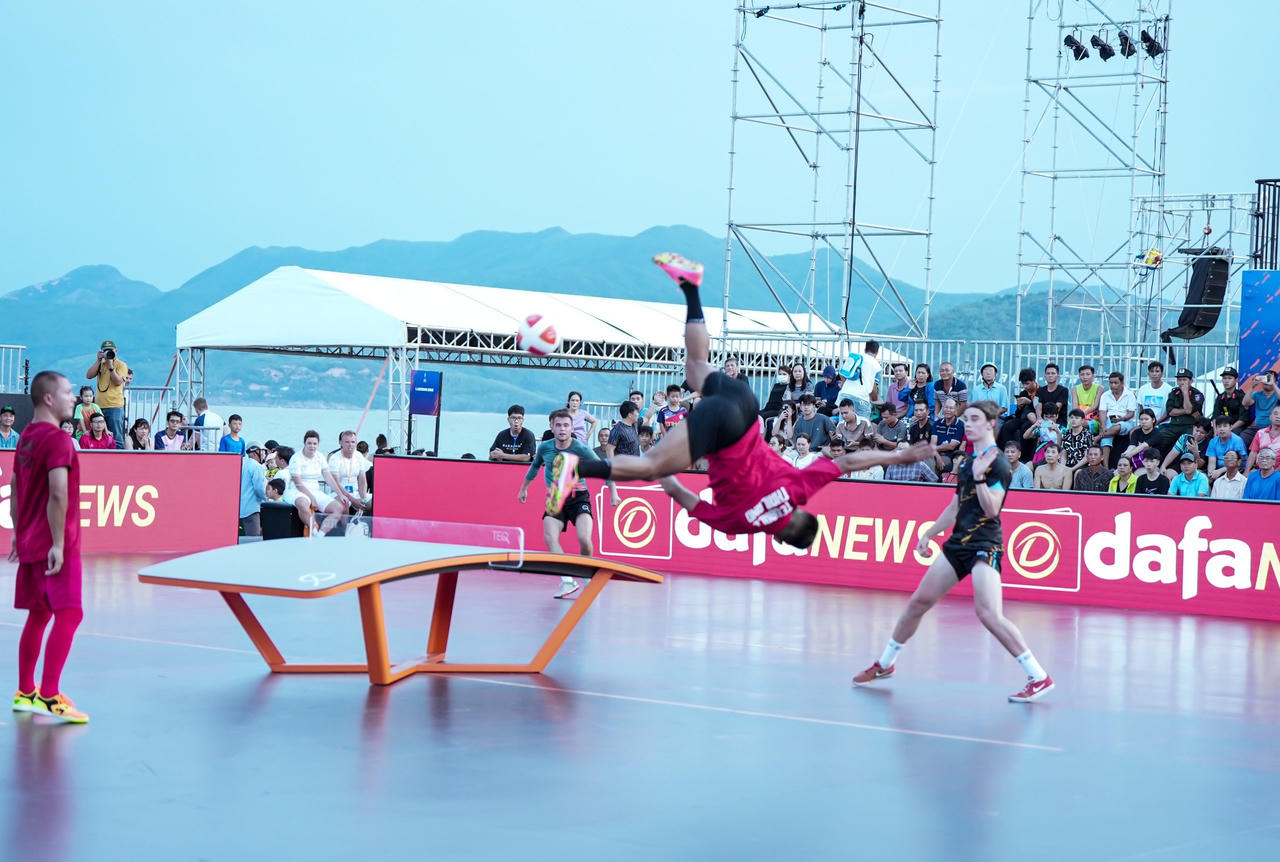 “Đã mắt” xem các vận động viên tranh tài tại Giải Thi đấu Teqball Thế giới 2024