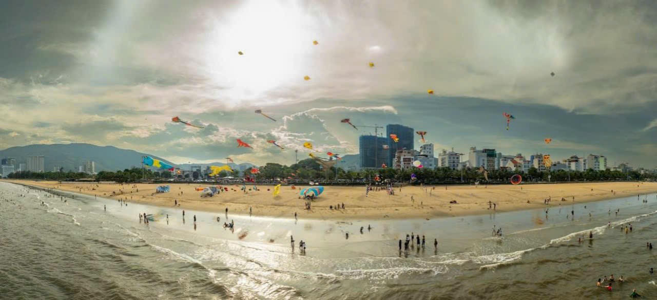 Hàng trăm con diều 'khủng' bay lượn ở phố biển Quy Nhơn