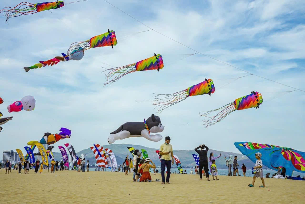 Hàng trăm con diều 'khủng' bay lượn ở phố biển Quy Nhơn