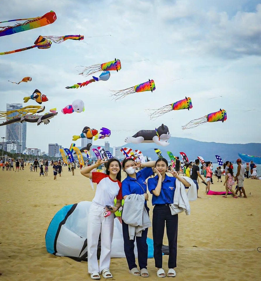 Hàng trăm con diều 'khủng' bay lượn ở phố biển Quy Nhơn