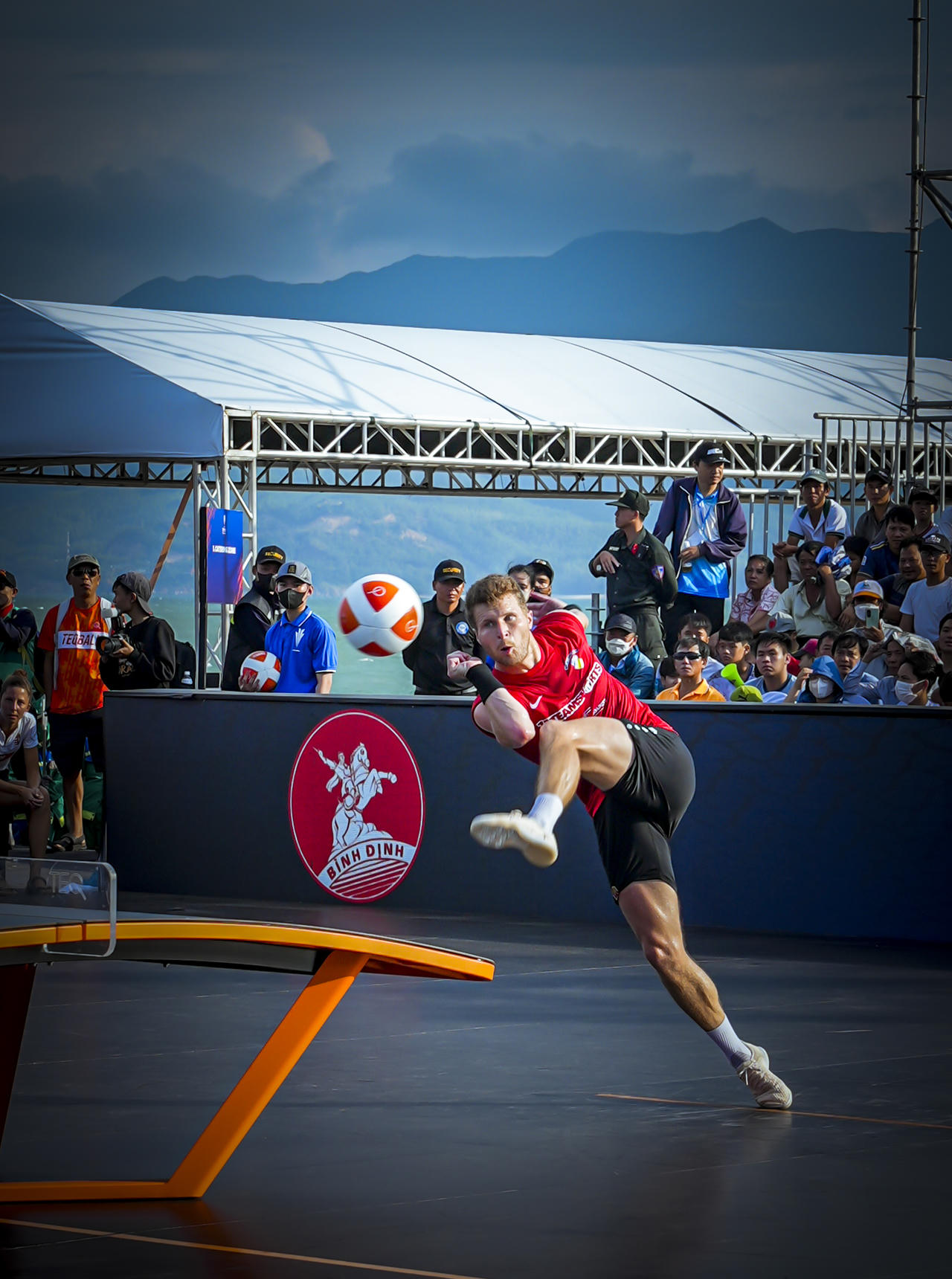 Ngắm những pha 'ngả bàn đèn' tuyệt đẹp tại Giải Thi đấu Teqball Thế giới 2024