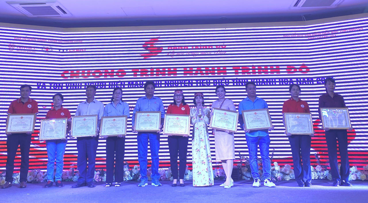 Tôn vinh gia đình, cá nhân tiêu biểu trong phong trào hiến máu tình nguyện ở Khánh Hòa