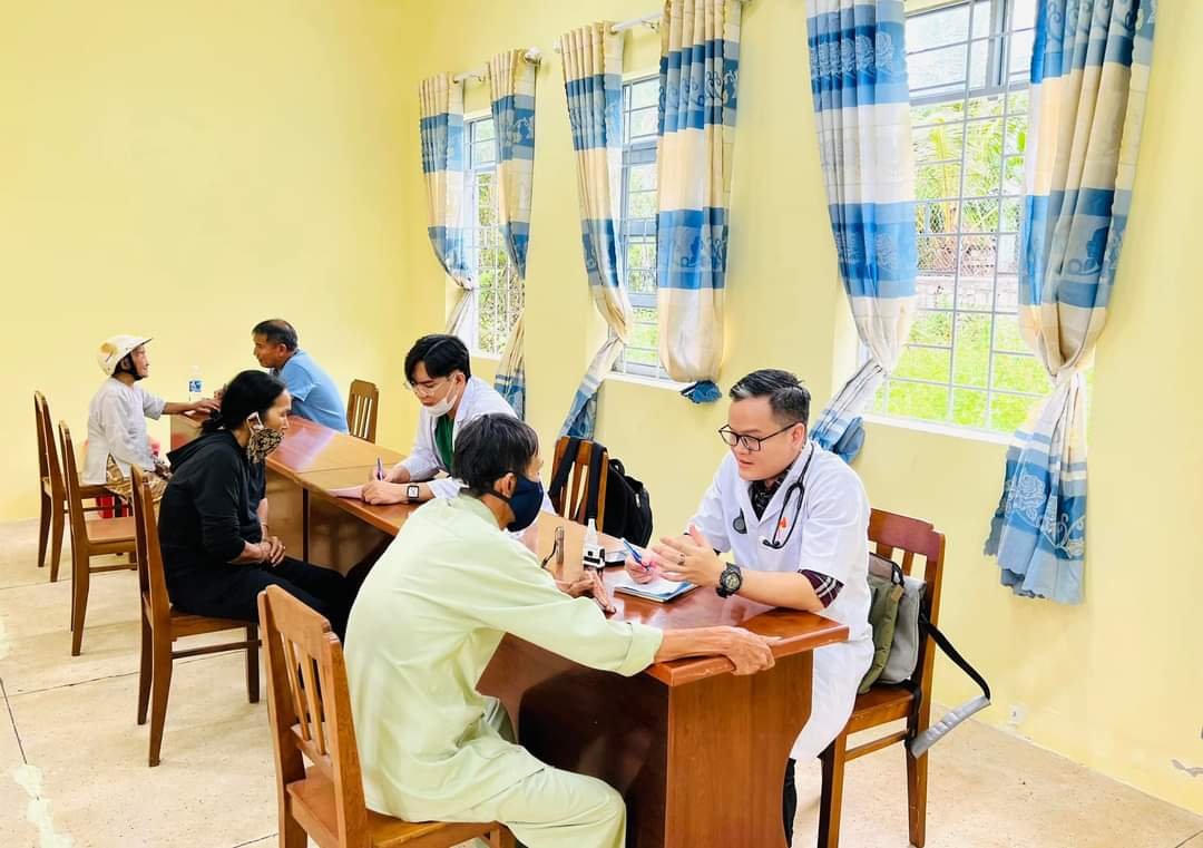 Tư vấn sức khỏe và cấp thuốc miễn phí cho hơn 1.200 người dân tại Phú Yên