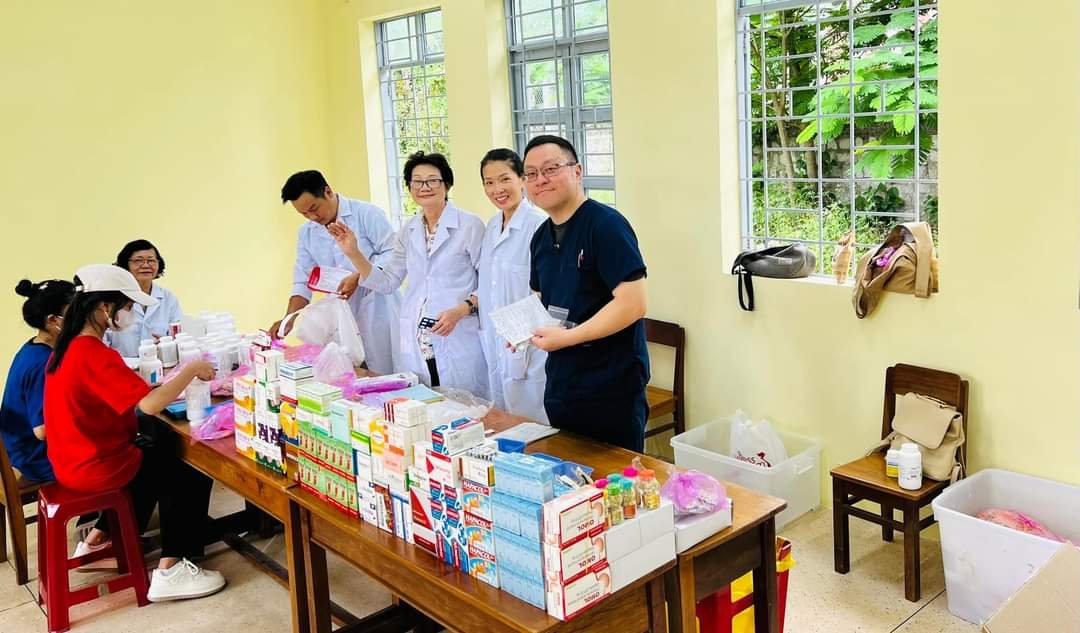 Tư vấn sức khỏe và cấp thuốc miễn phí cho hơn 1.200 người dân tại Phú Yên