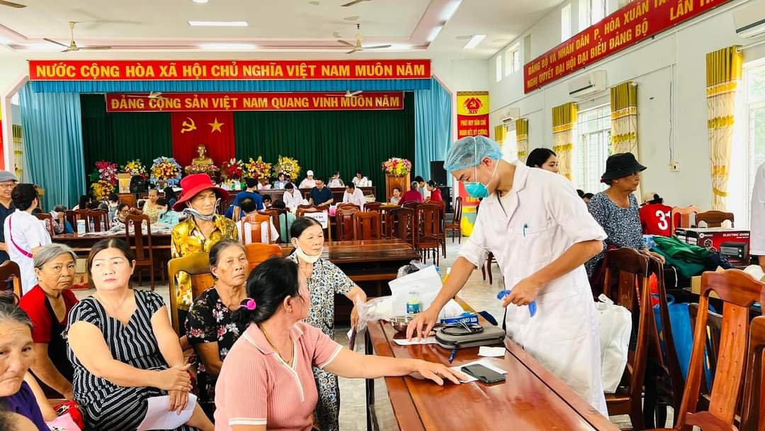 Tư vấn sức khỏe và cấp thuốc miễn phí cho hơn 1.200 người dân tại Phú Yên