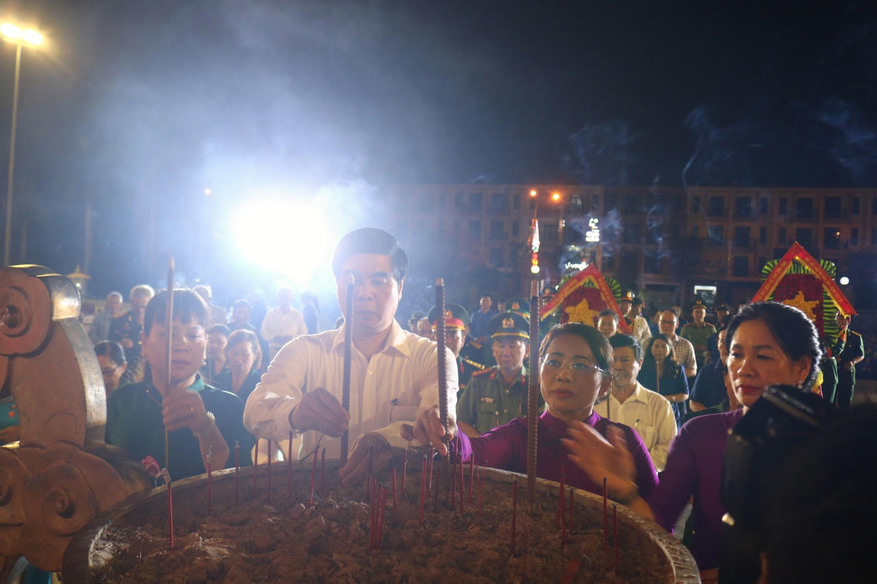 Tuổi trẻ Bình Định thắp nến tri ân nhân kỷ niệm 77 năm Ngày Thương binh - Liệt sĩ