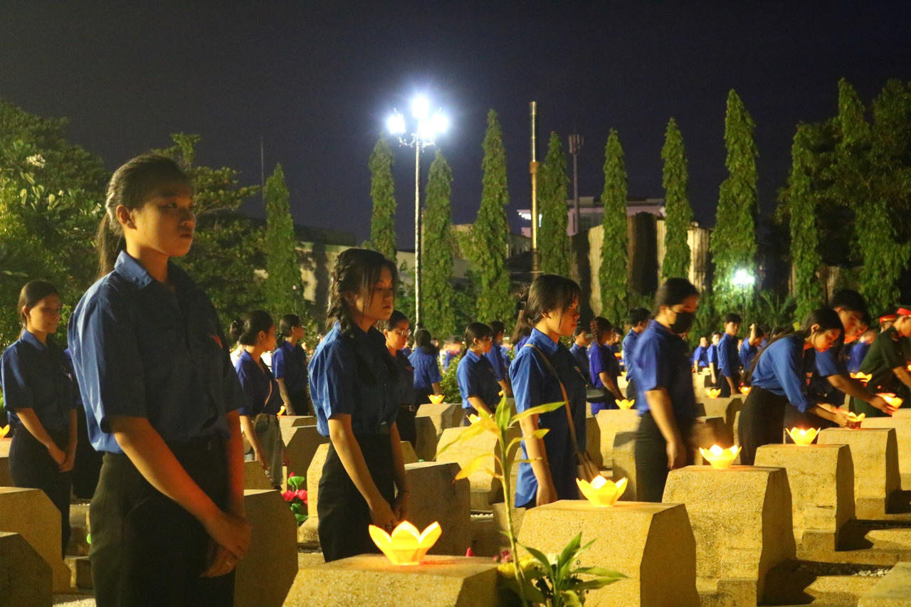 Tuổi trẻ Bình Định thắp nến tri ân nhân kỷ niệm 77 năm Ngày Thương binh - Liệt sĩ