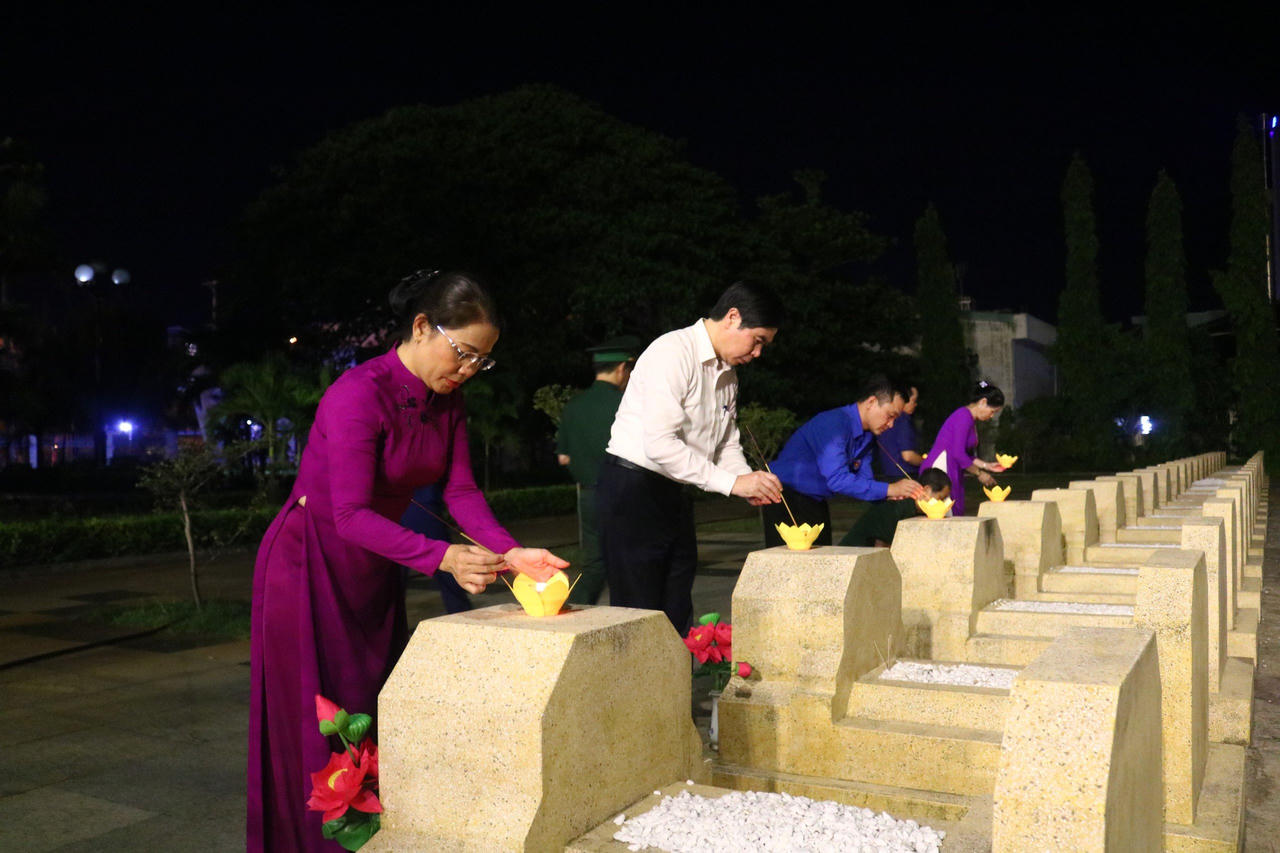 Tuổi trẻ Bình Định thắp nến tri ân nhân kỷ niệm 77 năm Ngày Thương binh - Liệt sĩ