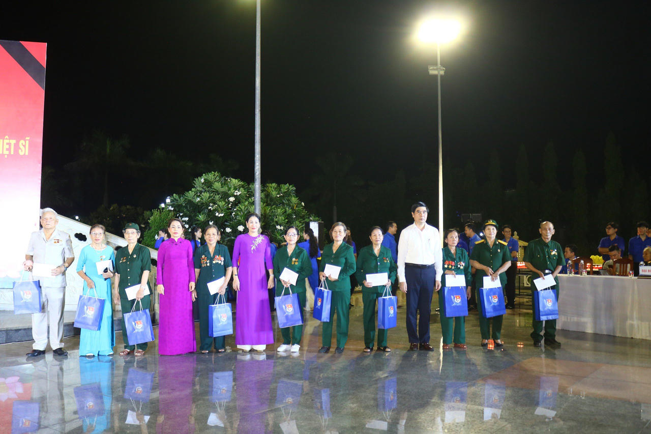 Tuổi trẻ Bình Định thắp nến tri ân nhân kỷ niệm 77 năm Ngày Thương binh - Liệt sĩ