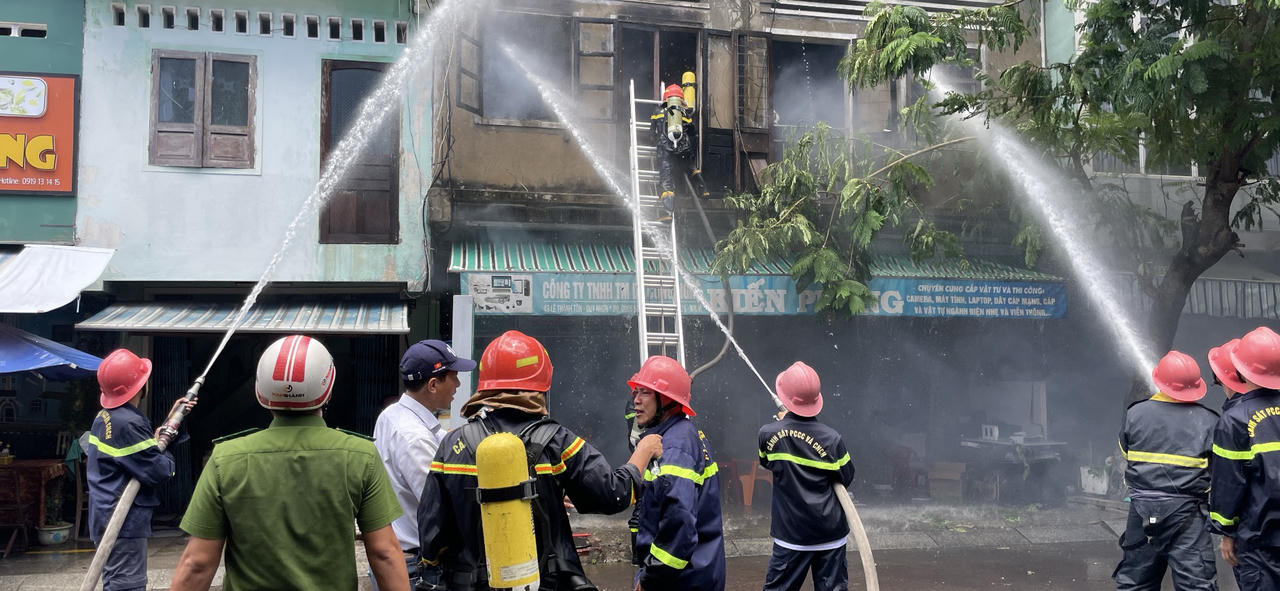 Cháy nhà ở kết hợp kinh doanh ở Bình Định, nhiều tài sản bị thiêu rụi